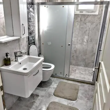 Apartment Cok Iyi Konumda 1+1 Daire